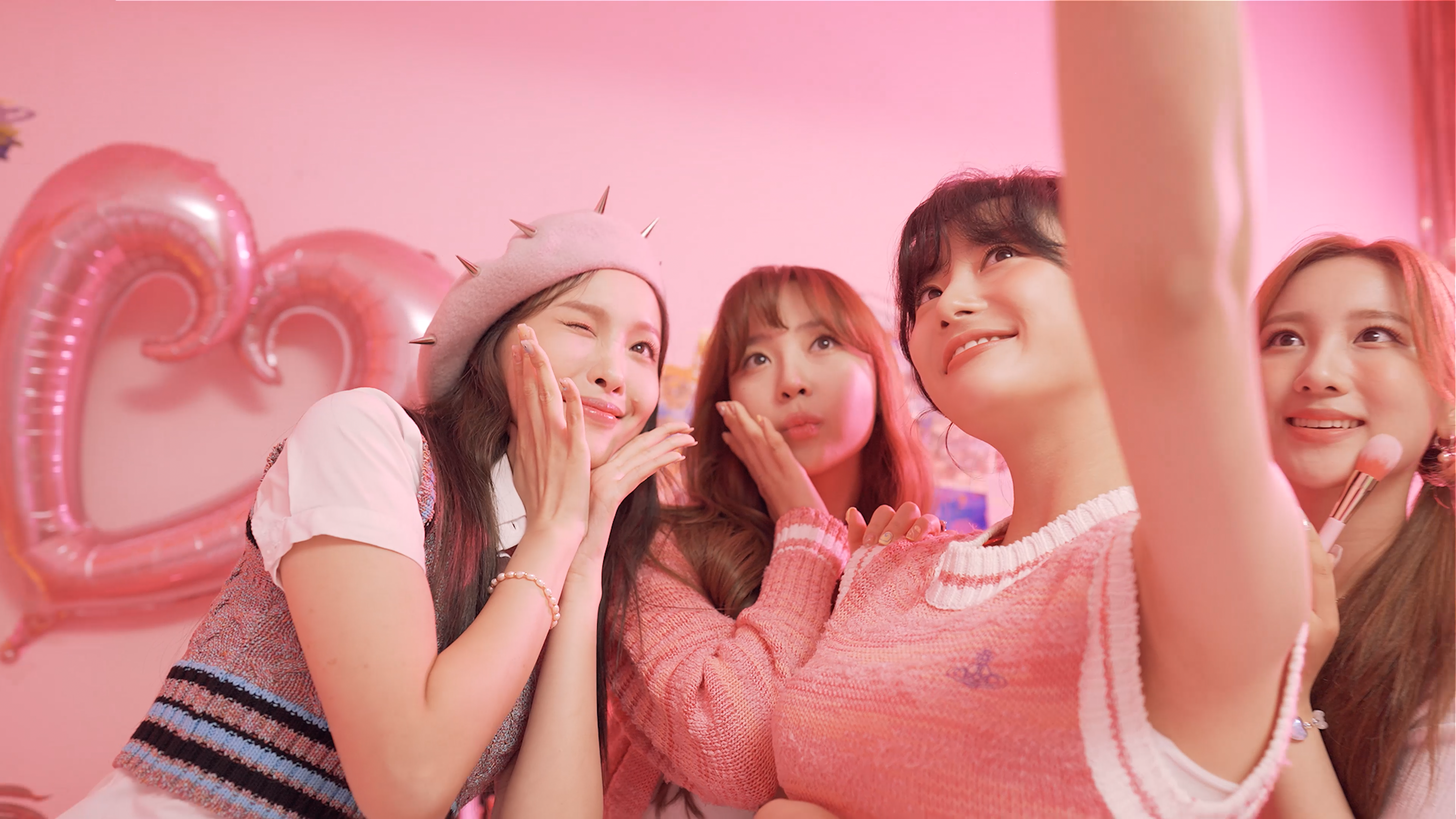 PRIMROSE - Laffy Taffy 뮤직비디오 썸네일